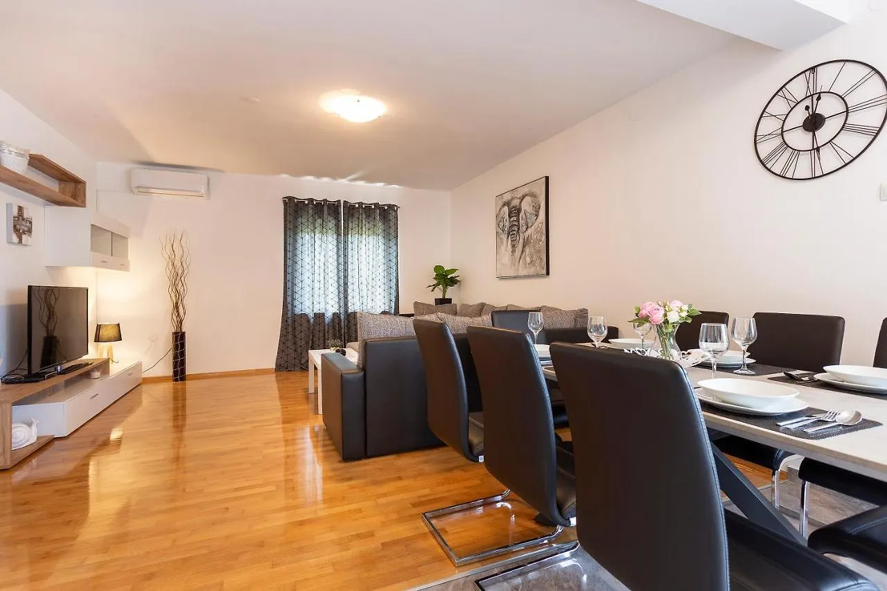 Apartmani Karoca 3 Pula 0*,